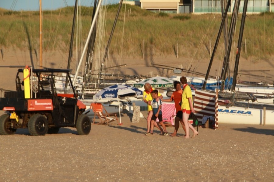 Man onwel op strand nabij de zeilvereniging